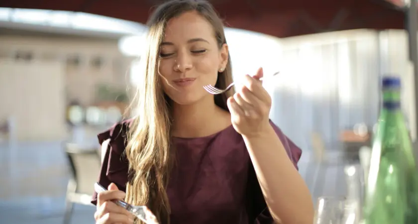 Frau die mit Hypnose ihre Essstörungen überkommen konnte und jetzt Essen wieder genießen kann.